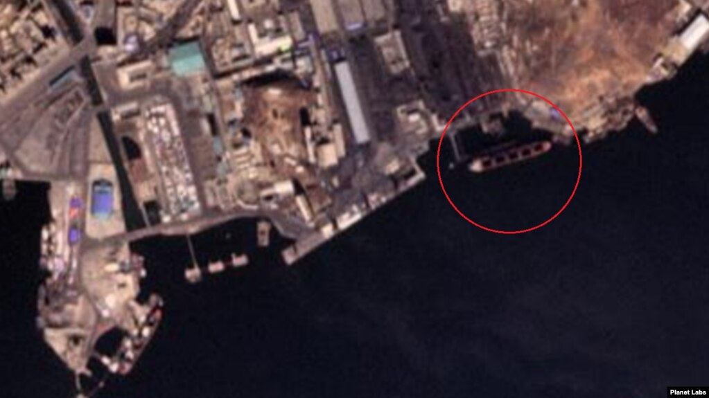 남포 석탄 항구를 촬영한 지난 5일자 위성사진. 170m 길이의 선박(원 안)이 적재함을 연 채 정박해 있다. 자료=Planet Labs