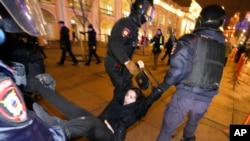 روسي ځواکونو د مظاهرو پرمهال یو مظاهره کوونکی نیولی 