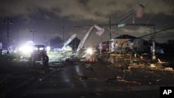 Una calle bordeada de escombros se ve en Lower 9th Ward, el martes 22 de marzo de 2022, en Nueva Orleans, después de que fuertes tormentas atravesaran el área. (Foto AP/Gerald Herbert)