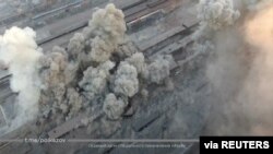 Një zonë industriale në Mariupol filmohet duke u bombarduar nga forcat ruse (22 mars 2022)