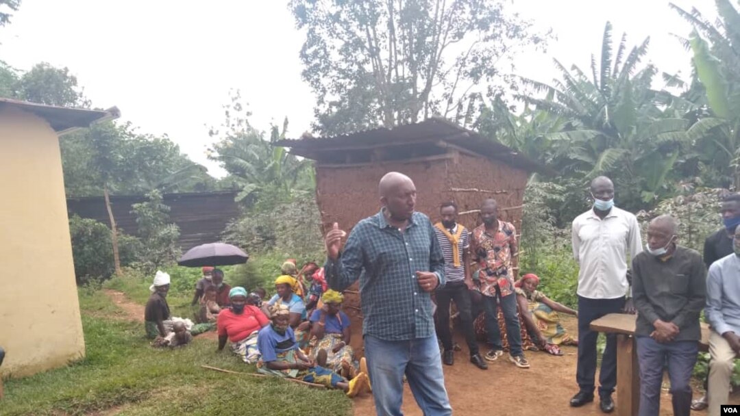 Depite Eugene Balikana yumviriza ibibazo by'abatuye ikirwa cya Gahaya