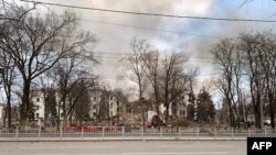 州长基里连科Telegram账户公布的照片显示被俄军炸毁的马里乌波尔剧院。(2022年3月16日)