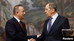 سرگی لاوروف (راست) وزیر خارجۀ روسیه و مولود چاووش‌اوغلو، وزیر خارجۀ ترکیه