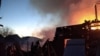 Petugas pemadam kebakaran sedang memadamkan bangunan tempat tinggal yang rusak akibat penembakan, saat invasi Rusia ke Ukraina berlanjut, di Kyiv, Ukraina, dalam gambar selebaran yang diperoleh Reuters pada 16 Maret 2022. (Foto: via Reuters)