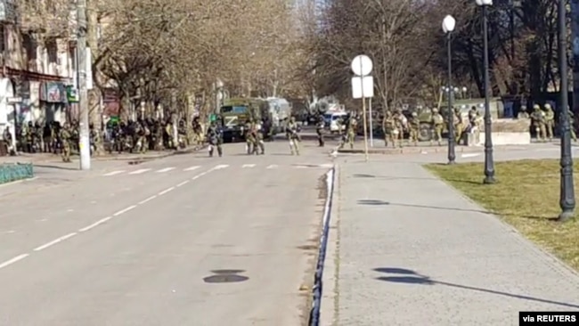 Hình ảnh được phát trên mạng xã hội dường như cho thấy quân Nga đang dàn quân trước người biểu tình ở Kherson 