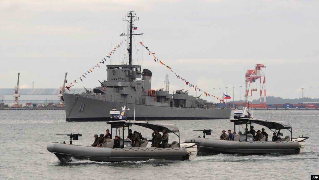 Kapal-kapal Angkatan Laut Filipina berpatroli di Teluk Subic, yang menghadap Laut China Selatan. (Foto: Dok)