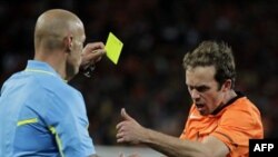 Blatter kritikon lojtarët e Holandës dhe të Spanjës për sjelljen në fushë