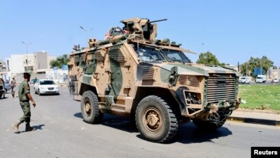 ARCHIVES - Un véhicule militaire appartenant aux forces soutenant le gouvernement d'unité nationale et le Premier ministre Abdulhamid al-Dbeibah, à Tripoli, en Libye, le 22 juillet 2022.