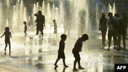 Anak-anak bermain di air mancur Place des Arts di Montreal, Kanada saat musim panas, 3 Juli 2018.