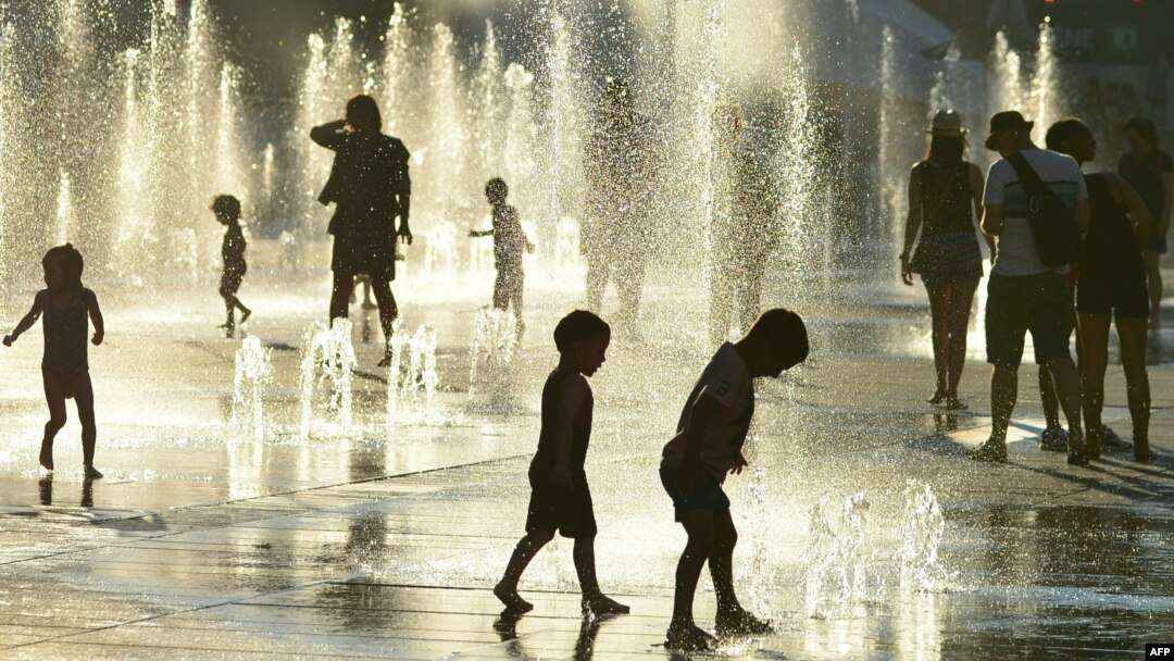 Anak-anak bermain di air mancur Place des Arts di Montreal, Kanada saat musim panas, 3 Juli 2018.