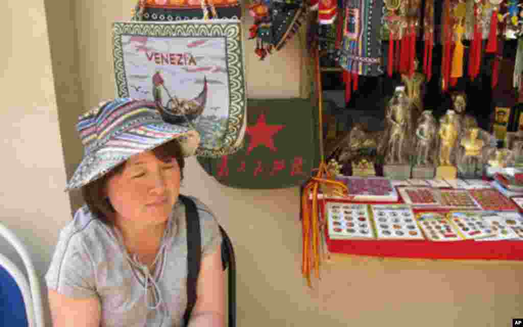 这位小贩说，今年的游客都被上海世博吸引去了。