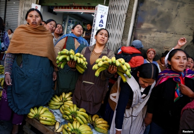 Bolivianos que apoyan a Evo Morales no aceptan las medidas del gobierno de transición.