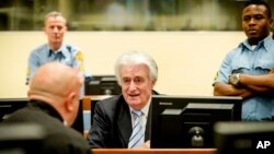 Radovan Karadzic, attendant ele prononcé du verdict en première instance, La Haye, Pays-Bas, le 24 mars 2016.