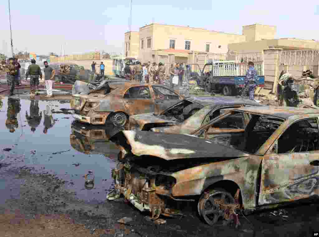 Thường dân và lực lượng an ninh tại nơi có xe bom nổ ở Baghdad.
