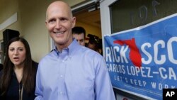 El gobernador titular republicano por Florida, Rick Scott, venció a su retador, Charlie Crist, en una elección tremendamente reñida.