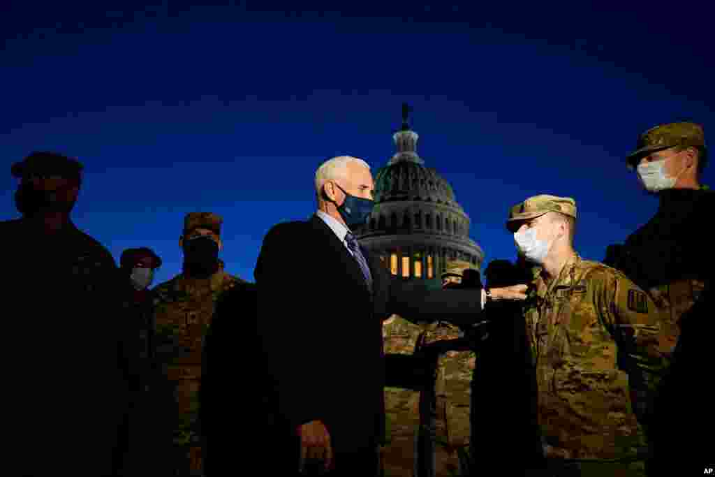 마이크 펜스 미국 부통령이 조 바이든 대통령 당선인의 취임식에 앞서 워싱턴 연방의사당에 배치된 주방위군들을 격려했다.