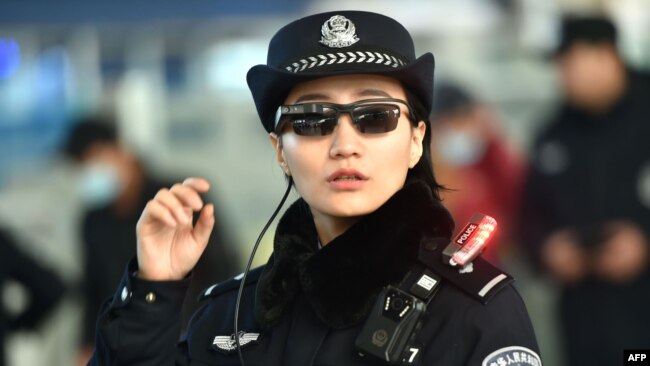 2018年2月5日，中国河南省郑州火车站郑州东站的一名警察戴着一副带有面部识别系统的智能眼镜。