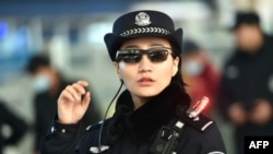 2018年2月5日，中國河南省鄭州火車站鄭州東站的一名警察戴著一副帶有面部識別系統的智能眼鏡。