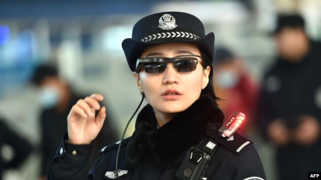 2018年2月5日，中国河南省郑州火车站郑州东站的一名警察戴着一副带有面部识别系统的智能眼镜。