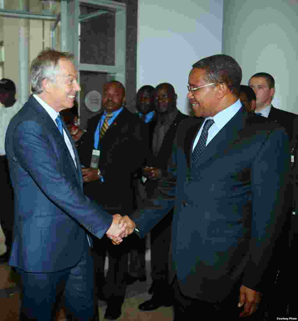 Rais Kikwete akisalimiana na Wazirti Mkuu wa Zamani wa Uingereza Tony Blair mjini Washington