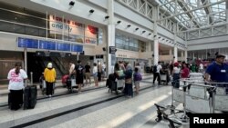 Sejumlah calon penumpang menunggu penerbangan di Bandara Internasional Beirut-Rafic Al Hariri, di Beirut, Lebanon, 4 Agustus 2024. (Foto: Ahmad Al-Kendi)