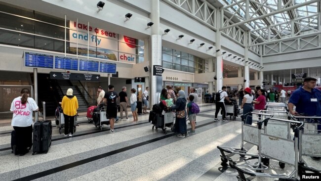 Sejumlah calon penumpang menunggu penerbangan di Bandara Internasional Beirut-Rafic Al Hariri, di Beirut, Lebanon, 4 Agustus 2024. (Foto: Ahmad Al-Kendi)