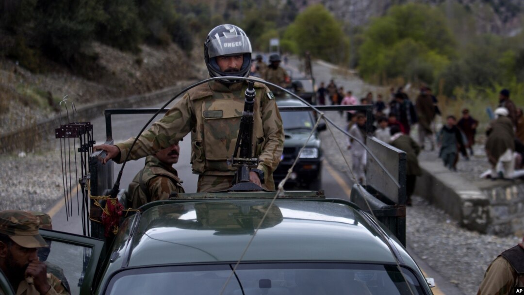 Militer Pakistan melakukan ofensif darat terhadap militan di kawasan kesukuan Waziristan (foto: dok).