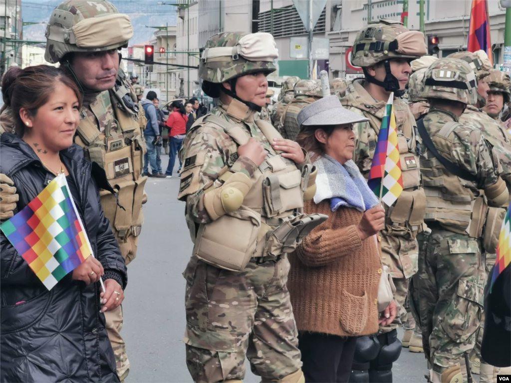 La senadora de oposición Jeanine Áñez asume la presidencia de Bolivia, respaldada por el artículo 169 de la Constitución Política del Estado sobre la sucesión presidencial. 