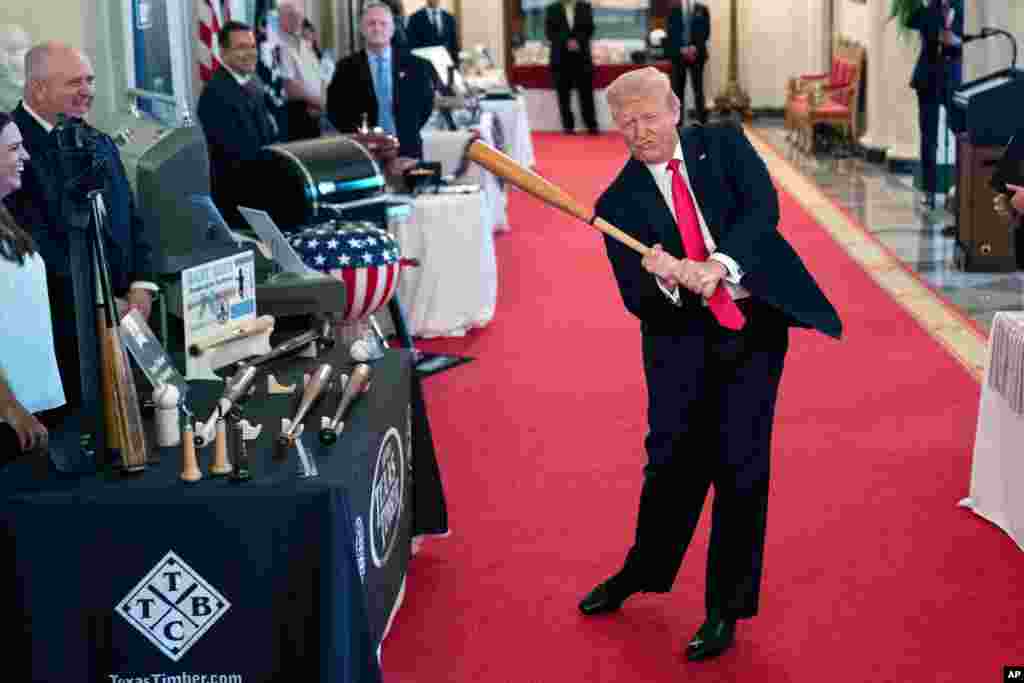 پرزیدنت ترامپ در حاشیه یک نمایشگاه در آستانه روز استقلال آمریکا در کاخ سفید، با چوب ورزش بیسبال ژست گرفته است. 