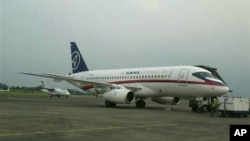 Pesawat Sukhoi Superjet-100 buatan Rusia saat berada di bandara Halim Perdanakusuma Mei 2012. (Foto: Dok)