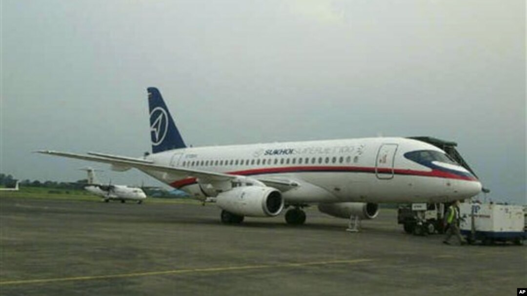 Pesawat Sukhoi Superjet-100 buatan Rusia saat berada di bandara Halim Perdanakusuma Mei 2012. (Foto: Dok)