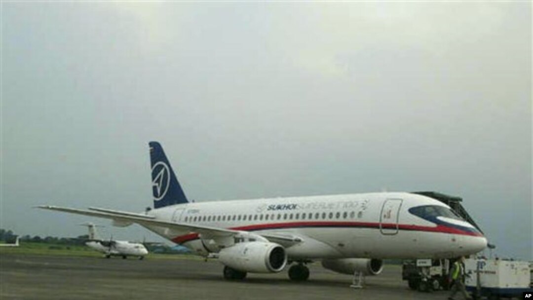 Pesawat Sukhoi Superjet-100 buatan Rusia saat berada di andara Halim Perdanakusuma (8/5). Pesawat berpenumpang 46 orang ini kehilangan kontak dengan bandara saat melakukan penerbangan uji-coba, Rabu (9/5).