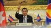 រូបឯកសារ៖ នាយករដ្ឋមន្ត្រីកម្ពុជាលោក ហ៊ុន សែន កាលពី​ថ្ងៃទី២៨ ខែតុលា ឆ្នាំ២០២១ បាន​ទទួល​ញញួរប្រធានប្តូរវេននៃសមាគម​ប្រជាជាតិ​អាស៊ីអាគ្នេយ៍ (អាស៊ាន) ជាលើក​ទី៣ បន្ត​ពី​ប្រទេស​ព្រុយណេដែលបានបញ្ចប់អាណត្តិ​របស់ខ្លួននៅ​ឆ្នាំ២០២១នេះ។ (ហ្វេសប៊ុក/Samdech Hun Sen, Cambodian Prime Minister)