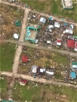 Rumah-rumah yang rusak akibat diterpa badai di provinsi Catanduanes, Filipina timur, 2 November 2020. ((Philippine Coast Guard via AP)