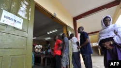 4月21日科特迪瓦人在阿比让一郊区投票站排队投票