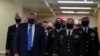 特朗普探望美軍傷兵 首次公開佩戴口罩
