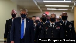 Presiden AS Donald Trump mengenakan masker saat mengunjungi Pusat Medis Militer Nasional Walter Reed di Bethesda, Maryland, AS, 11 Juli 2020. (Foto: REUTERS/Tasos Katopodis)