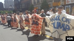 Unidentified protesters form a "wall against Trump's hate" outside the Republican National Convention in Cleveland, Ohio, July 20, 2016. (W. Gallo/VOA)