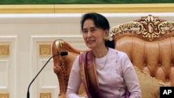 Myanmar's State Counsellor Aung San Suu Kyi meets with Hong Kong Chief Executive Carrie Lam at the Presidential Palace in Naypyitaw, Myanmar, Sept. 15, 2017. 