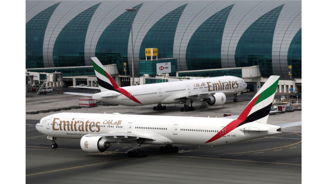 Pesawat Boeing 777-300ER Emirates Airline terlihat di Bandara Internasional Dubai di Dubai, Uni Emirat Arab, 15 Februari 2019. (REUTERS/Christopher Pike/File Photo)