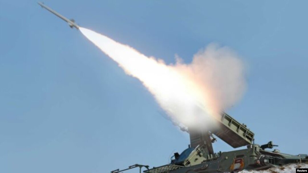 Lanzamiento de prueba de un misil por Corea del Norte durante pruebas en un sitio no identificado.