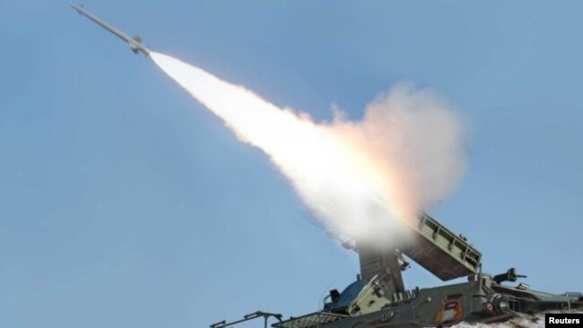 Lanzamiento de prueba de un misil por Corea del Norte durante pruebas en un sitio no identificado.