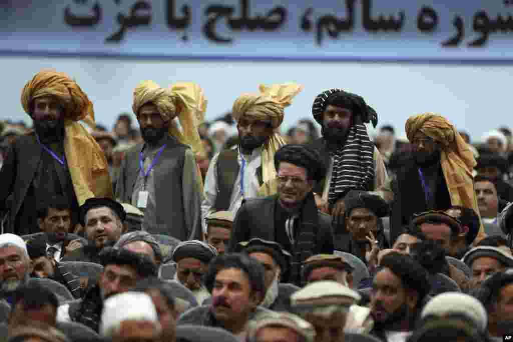 د سولې په اړه مشورتي لویه جرګه چې څلور ورځې به دوام وکړي، د افغانستان د ټولو ولایتونو استازو ګډون کړی دی.