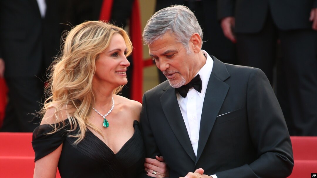 Julia Roberts dan George Clooney tiba di Festival Film Cannes untuk mempromosikan film mereka "Money Monster" (12/5). (AP/Joel Ryan)