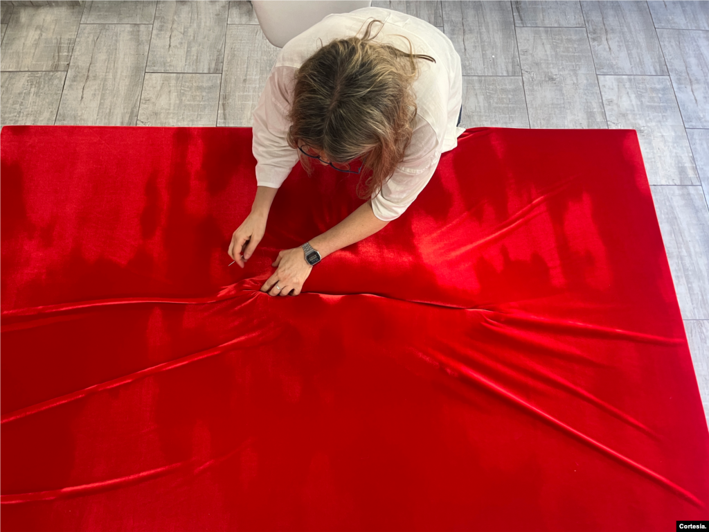 La artista argentina Guillermina Grinbaum trabaja en su estudio en Buenos Aires, Argentina.&nbsp;