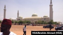 Babban masallacin garin Gombe, garin da dubban ‘yan gudun hijirar dake tserewa hare-haren Boko Haram a jihohin Borno da Yobe, suka maida gida a yanzu. (VOA/Ibrahim Ahmed)