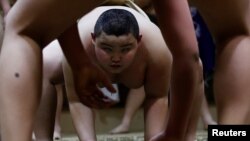 Kyuta Kumagai (10 tahun), berlatih di sebuah Dohyo, ring tradisional tempat pertarungan gulat sumo diadakan di Komatsuryu Sumo Club, Tokyo, Jepang, 6 Desember 2020. (Foto: REUTERS/Kim Kyung-Hoon)
