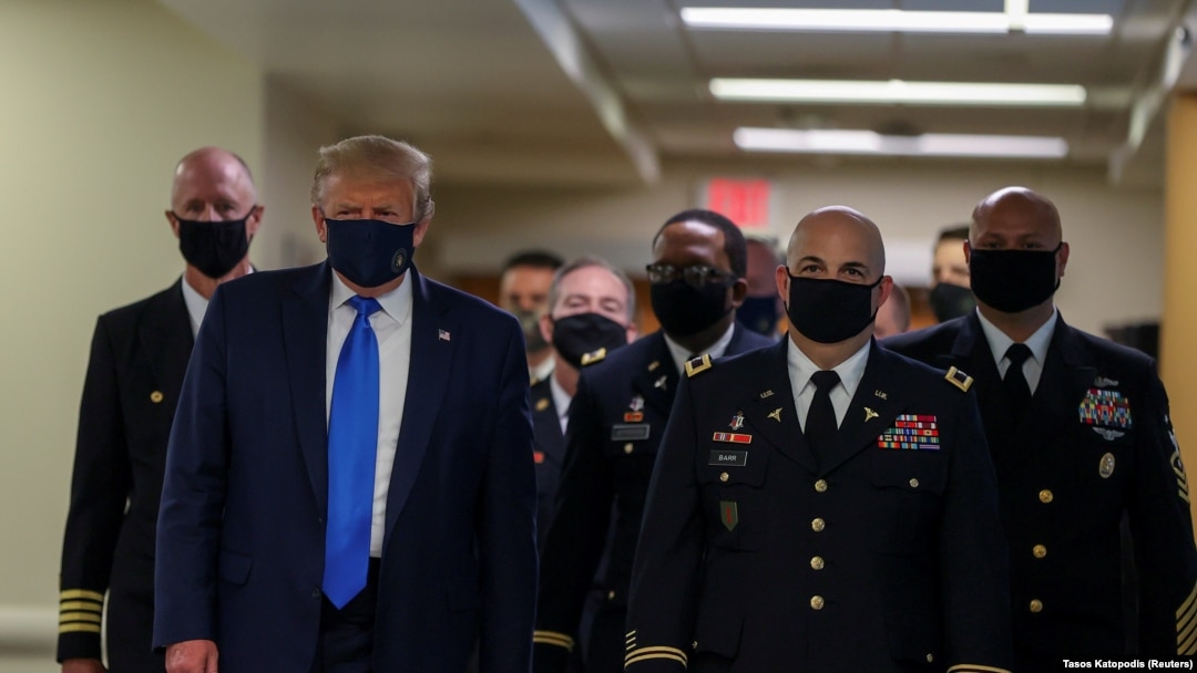 Presiden AS Donald Trump mengenakan masker saat mengunjungi Pusat Medis Militer Nasional Walter Reed di Bethesda, Maryland, AS, 11 Juli 2020. (Foto: REUTERS/Tasos Katopodis)