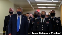 Presiden AS Donald Trump mengenakan masker saat mengunjungi Pusat Medis Militer Nasional Walter Reed di Bethesda, Maryland, AS, 11 Juli 2020. (Foto: REUTERS/Tasos Katopodis)