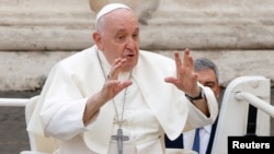 El papa Francisco tras una audiencia general semanal, en la Plaza de San Pedro en el Vaticano, el 15 de noviembre de 2023.